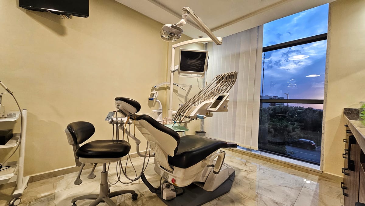 Salle de soins au crépuscule, vue dégagée sur la ville