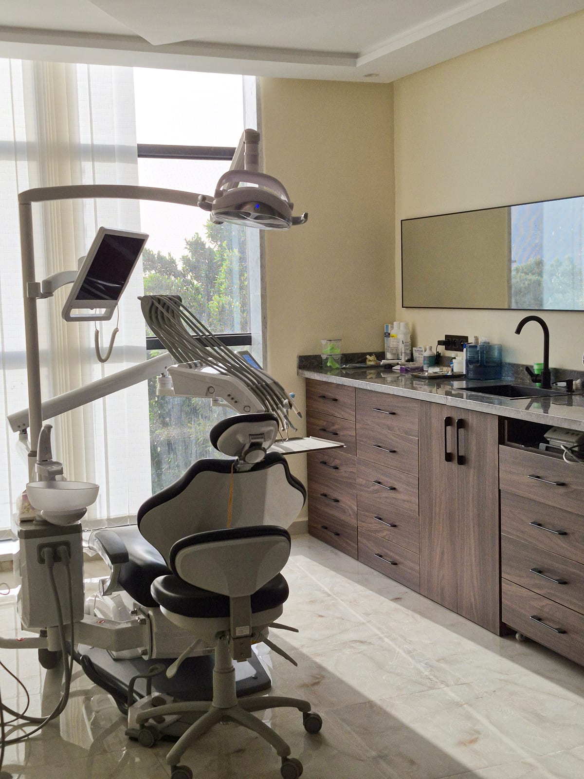 Salle de soins équipée, fauteuil dentaire et caméra intra-orale